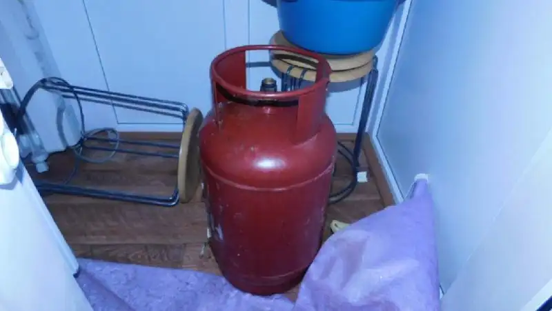 Мужчина угрожал взорвать газовый баллон и сброситься с пятого этажа в Кокшетау