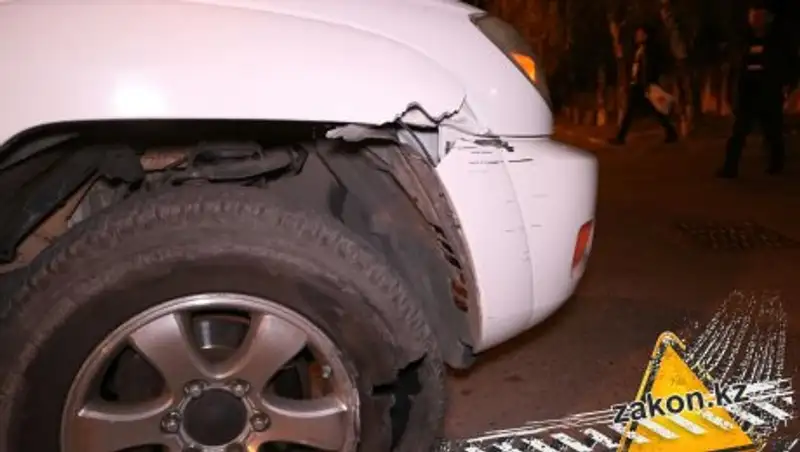 В Алматы Toyota налетела на кусок бетона и пробила колесо