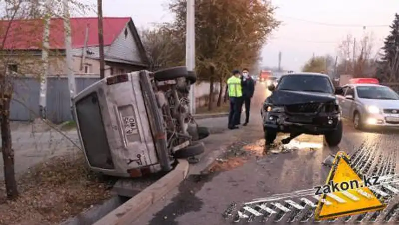 Внедорожник опрокинул микроавтобус в Алматы