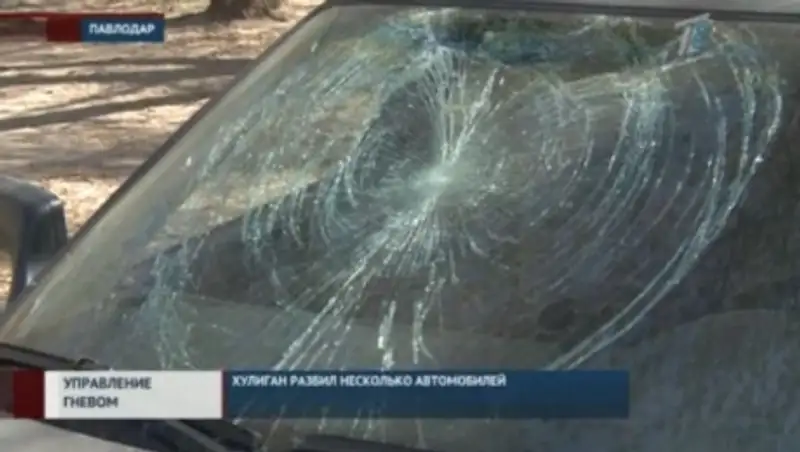 Хулиган пробежался по крышам чужих автомобилей в Павлодаре