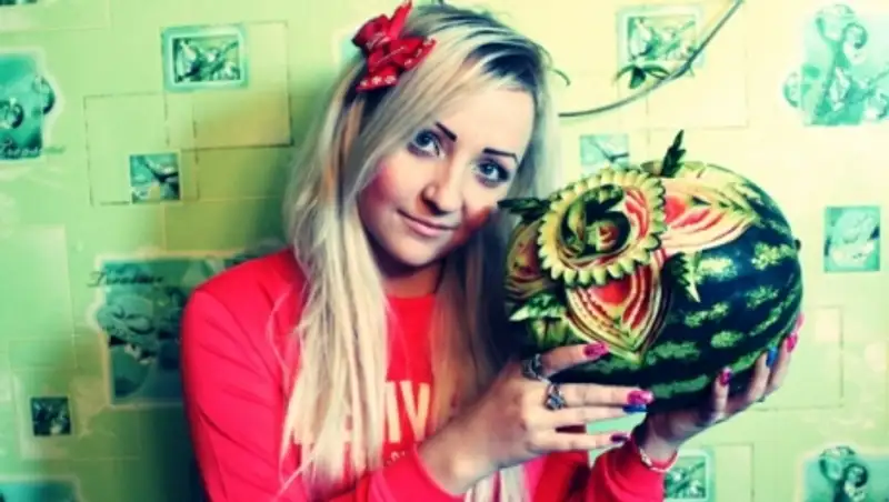 Жительница Усть-Каменогорска делает скульптуры из фруктов