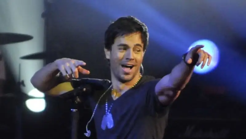 Ранение во время концерта: Иглесиасу пришлось делать операцию по восстановлению кисти