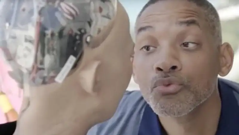 В Сети появилось видео провального свидания Уилла Смита с роботом