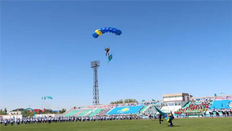 Государственный флаг спустился к кызылординцам с неба
