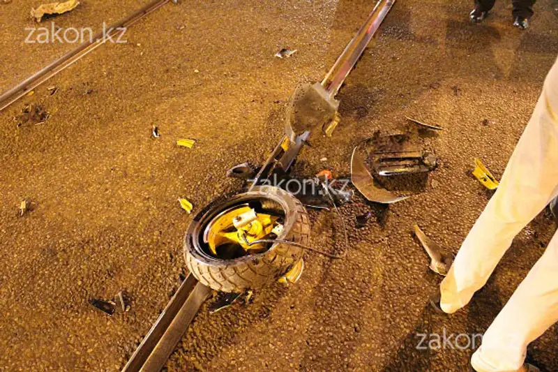 Еще одно жуткое ДТП с участием двухколесного транспорта произошло в Алматы (фото), фото - Новости Zakon.kz от 05.07.2013 16:30