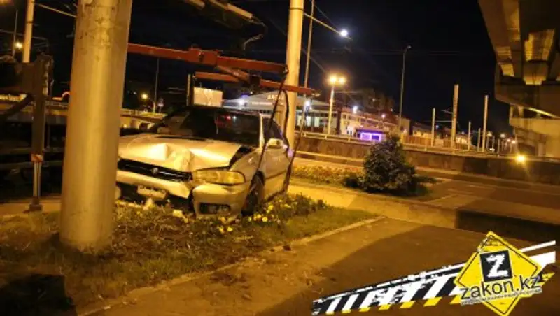 В Алматы пьяный водитель Subaru вылетел с дороги на обочину