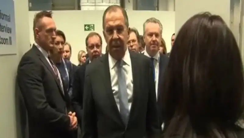 Лавров назвал оператора дебилом