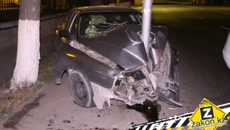 В Алматы Ауди, которую подрезали, сбила девушку и врезалась в столб