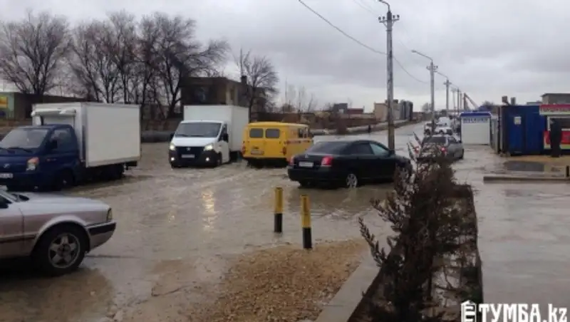 В Актау после дождя затопило окраины