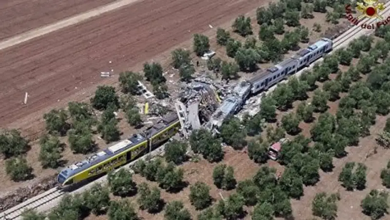 Число жертв столкновения поездов на юге Италии возросло до 11 человек