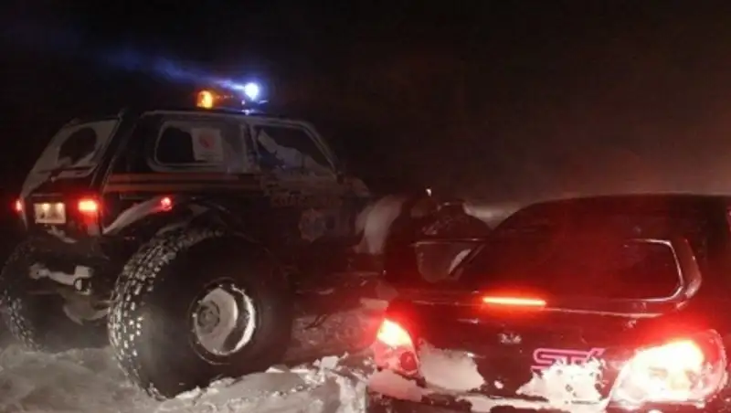 Пять автобусов и около 100 автомашин вызволены из снежных заносов в ВКО