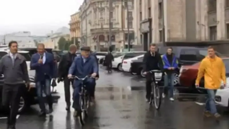 Жириновский приехал в Госдуму на велосипеде