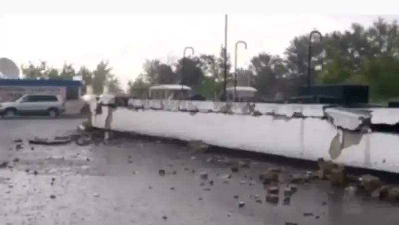 Взрыв бензоколонки из-за молнии запечатлели на видео