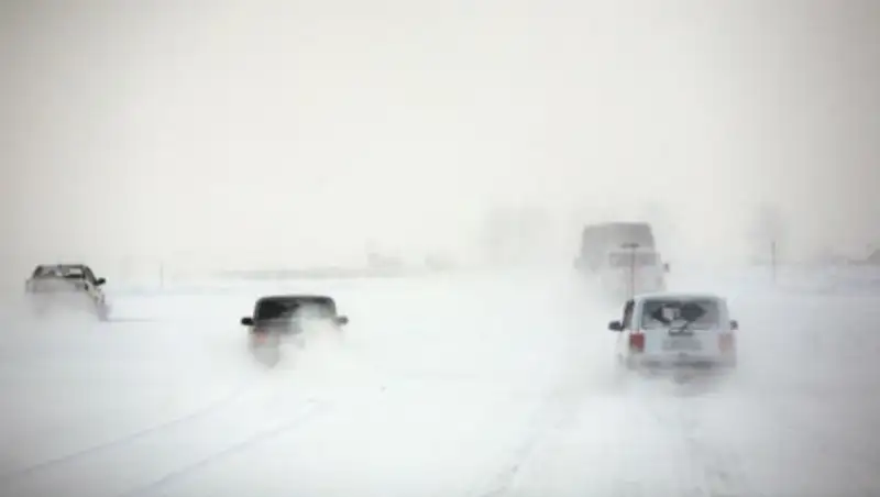 В Восточном Казахстане из-за метели ввели ограничение движения на дорогах