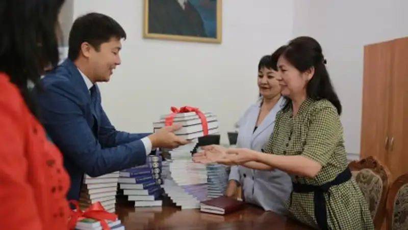 Больше тысячи книг вручили библиотекам Алматинской области