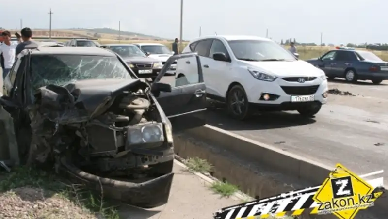 В Алматы водитель Фольксвагена на "встречке" совершил сильное лобовое столкновение