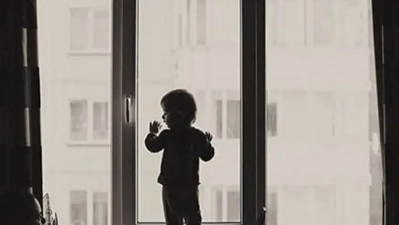 В Жанаозене двухлетний ребенок выпал из окна