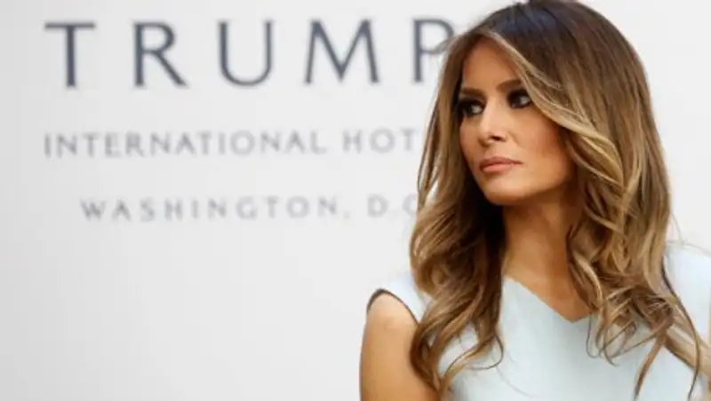 Мелания Трамп вновь отказалась брать мужа за руку после приземления самолета