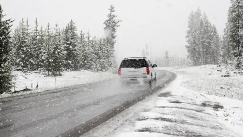 В ЗКО отбуксировали 65 машин из снежного заноса