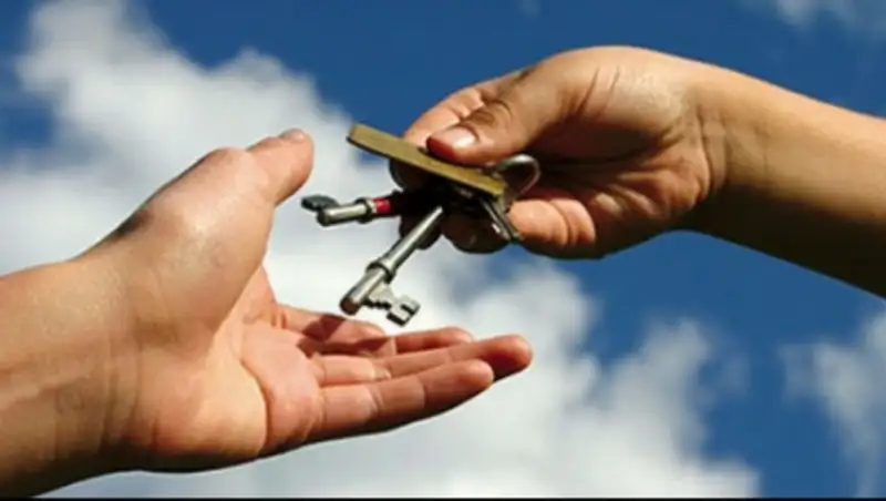 В Атырау вручили ключи от новых квартир жильцам рухнувшего общежития