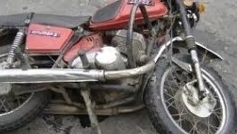 В Актау мотоциклист врезался в стоящий автомобиль и сломал ногу