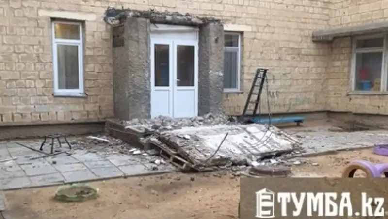 В Актау у здания детского сада обрушился козырек