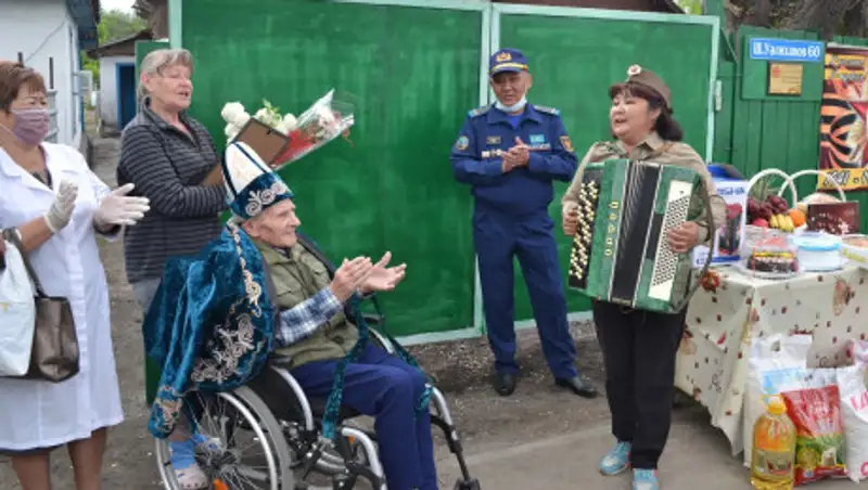 Военнослужащие поздравили ветерана войны Федора Кириченко с 94-летием и Днем Победы