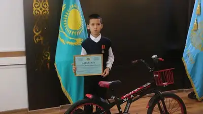 Школьника, спасшего двух тонущих подростков в Атырау, наградили медалью, фото - Новости Zakon.kz от 07.12.2022 13:50