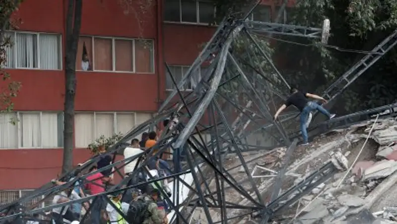 Число жертв мощного землетрясения в Мексике продолжает расти