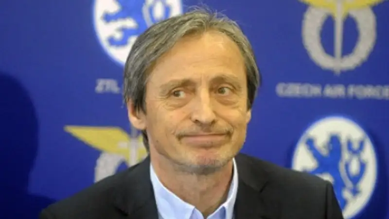 Дом министра обороны Чехии забросали коктейлями Молотова