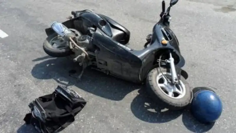 Трое госпитализированы - подросток прокатил подругу на мопеде