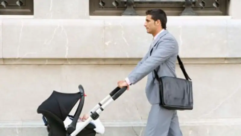 В Казахстане более 70 тысяч мужчин находятся в декретном отпуске