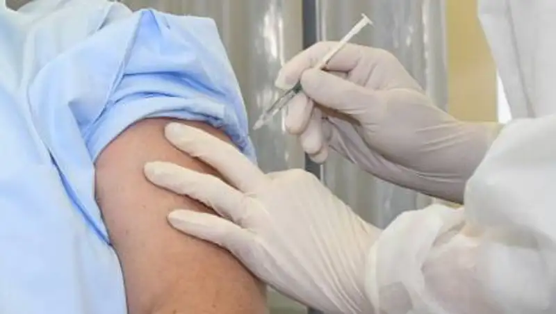 В ВОЗ назвали нуждающиеся в третьей дозе вакцины от КВИ группы