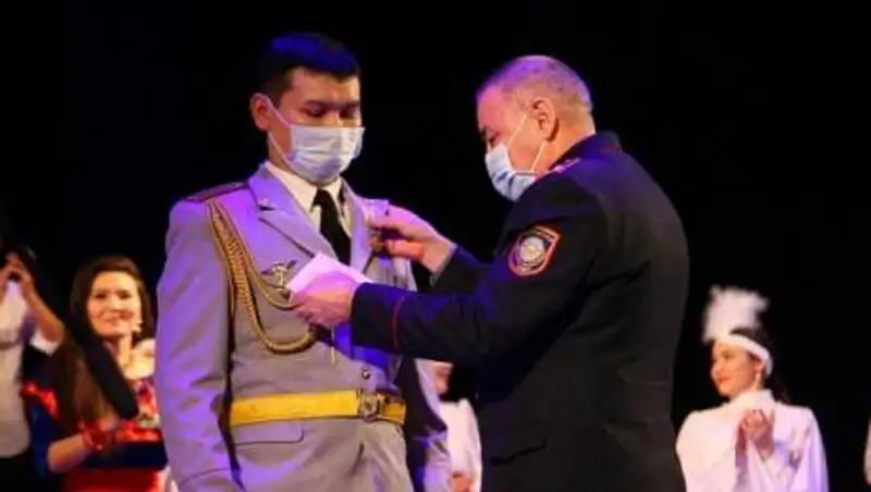 Бежал 2 километра: героя-полицейского наградили медалью