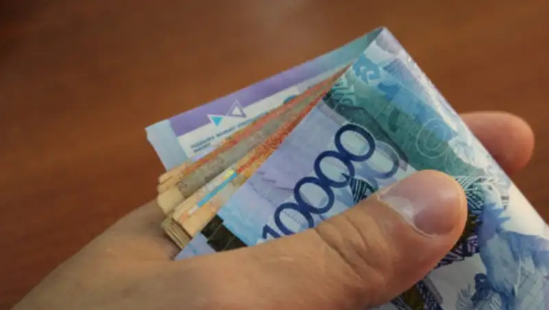 Сотрудника акимата Тараза подозревают во взятке за помощь в получении АСП