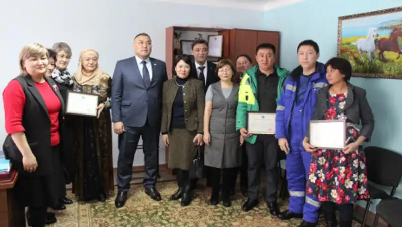 Волонтеров, помогавшим в спасении пассажиров, наградили грамотами