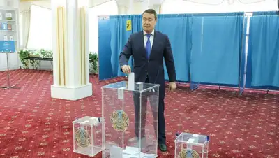 Голосует на Референдуме, фото - Новости Zakon.kz от 05.06.2022 08:07