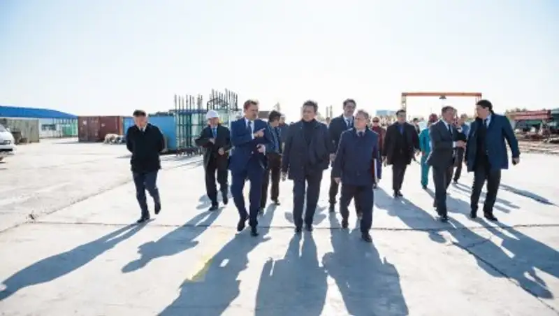 Новый аким Астаны проверил строительство крупных объектов в столице