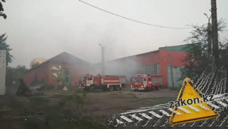 Пожар произошел на территории трамвайного депо в Алматы