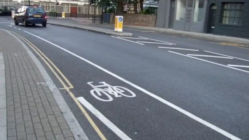 В Астане штрафуют водителей за парковку на велодорожках