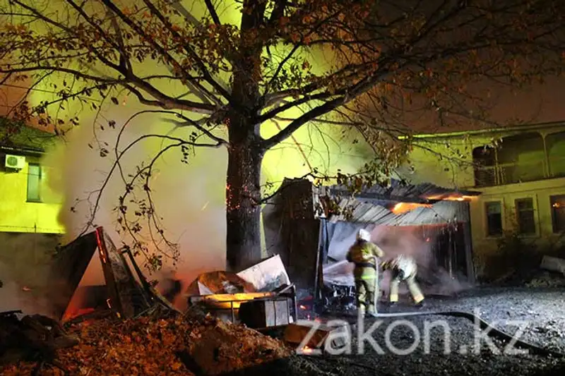 В Алматы огонь уничтожил частный запас угля на зиму и автомобиль (фото) В Алматы огонь уничтожил частный запас угля на зиму и автомобиль (фото), фото - Новости Zakon.kz от 06.11.2013 16:38