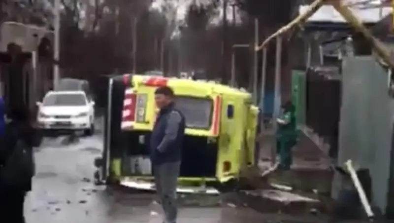 Скорая перевернулась в результате ДТП в Алматы