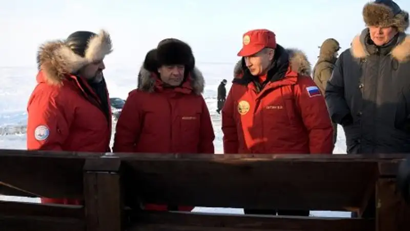 Путин и Медведев прилетели в Арктику контролировать борьбу с мусором