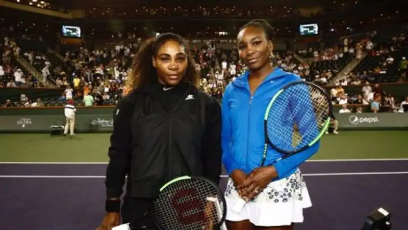 Серена Уильямс проиграла сестре Винус в матче WTA