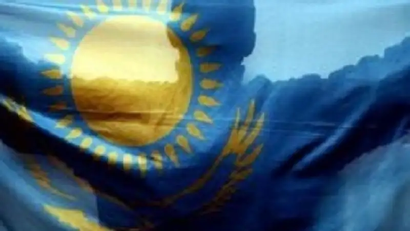 Страна защищает казахстанца, оштрафованного за флаг на балконе