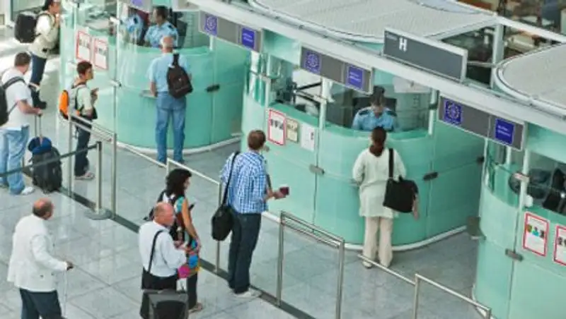 Число казахстанцев, выехавших на ПМЖ в другие страны мира, увеличилось на 28% в 2013 г