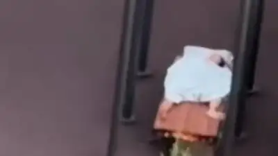 астанчанин уснул на улице, фото - Новости Zakon.kz от 13.07.2023 20:17