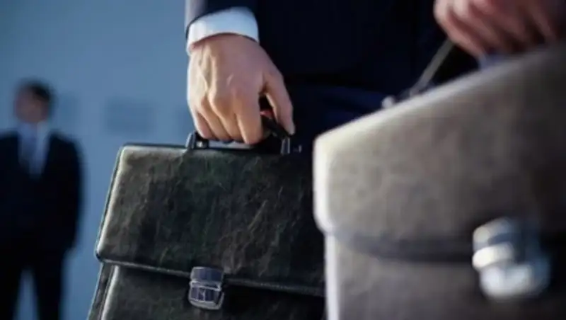 Иностранцев на госслужбу в Казахстан надо приглашать только на время