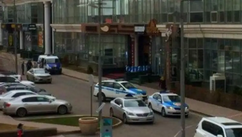 В Астане жилой комплекс "Нурсая" оцепили полицейские