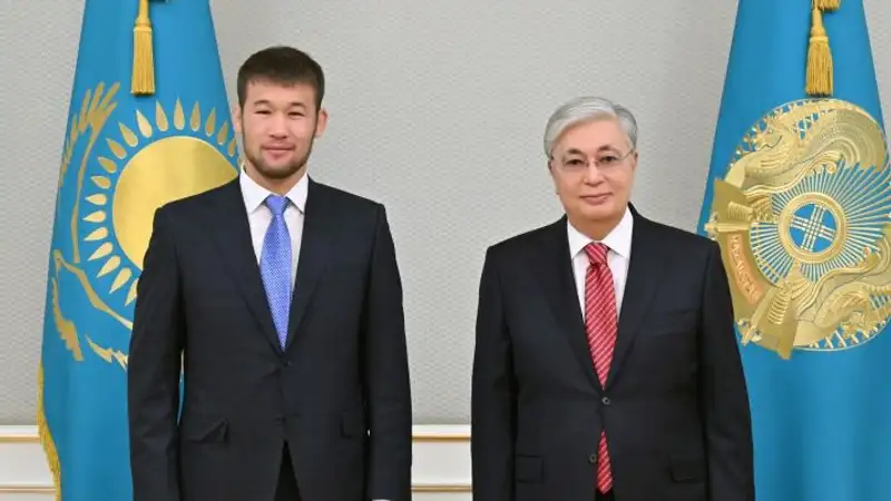 Токаев пожелал бойцу Рахмонову добиться новых высот